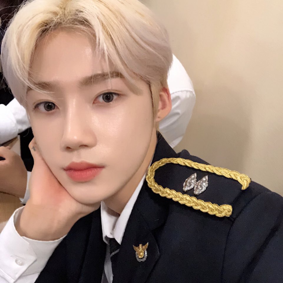 멤버들도 인정한 셀카 잘 찍는 아이돌 (각도 같음 주의) | 인스티즈