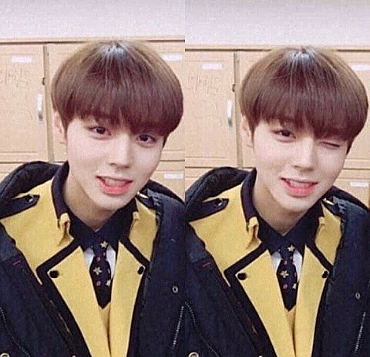 아니 어떻게 어릴때부터 눈꼬리가 이렇게 물결로 휘어짐??? 애기때부터 현재짤 보는데 | 인스티즈