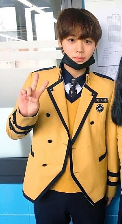 아니 어떻게 어릴때부터 눈꼬리가 이렇게 물결로 휘어짐??? 애기때부터 현재짤 보는데 | 인스티즈