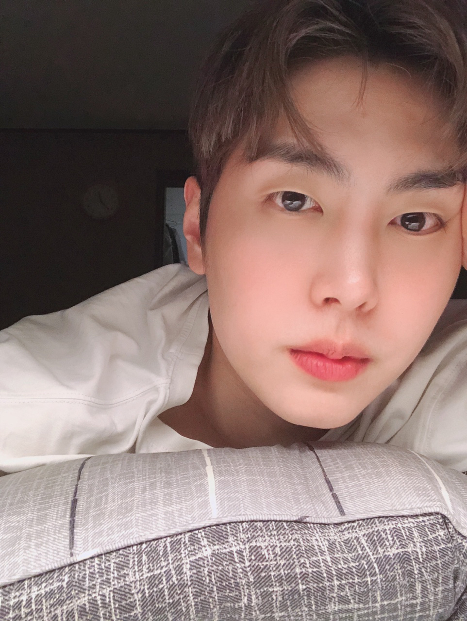 이재윤 숙소에서 셀카 찍을때마다 12시 38분인거 너무 소름이야 | 인스티즈