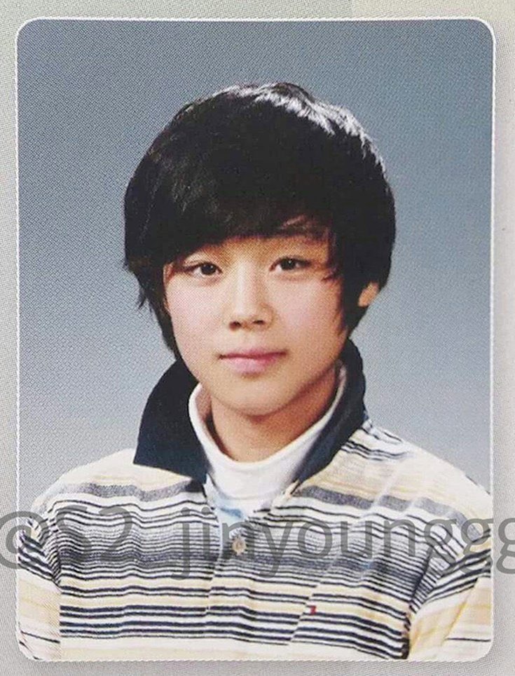 아니 어떻게 어릴때부터 눈꼬리가 이렇게 물결로 휘어짐??? 애기때부터 현재짤 보는데 | 인스티즈