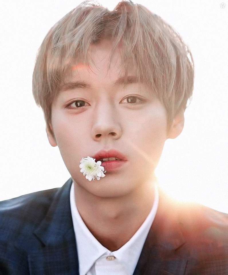 아니 어떻게 어릴때부터 눈꼬리가 이렇게 물결로 휘어짐??? 애기때부터 현재짤 보는데 | 인스티즈