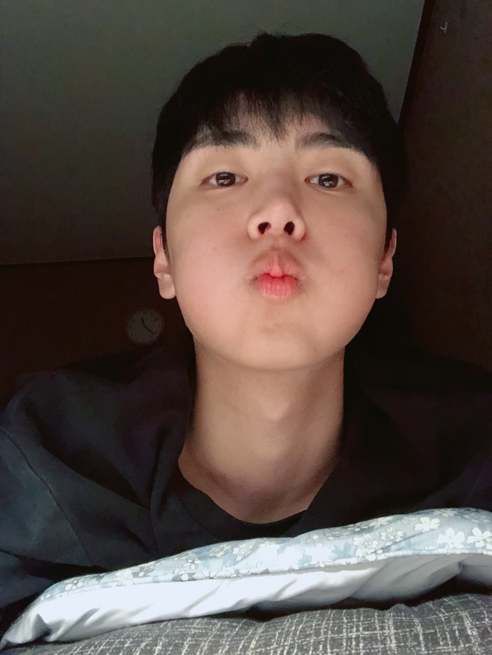 이재윤 숙소에서 셀카 찍을때마다 12시 38분인거 너무 소름이야 | 인스티즈