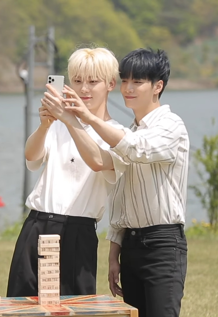 황민현 김종현 셀카찍는데 대박잘생겼다 얼굴 무엇..? | 인스티즈