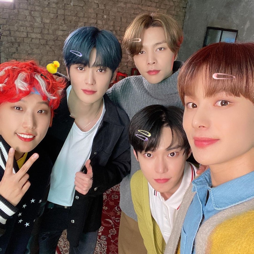 우리판에 멤버가 사진 올리면 그 사진에 삔 달아주는 계정 있는데 | 인스티즈