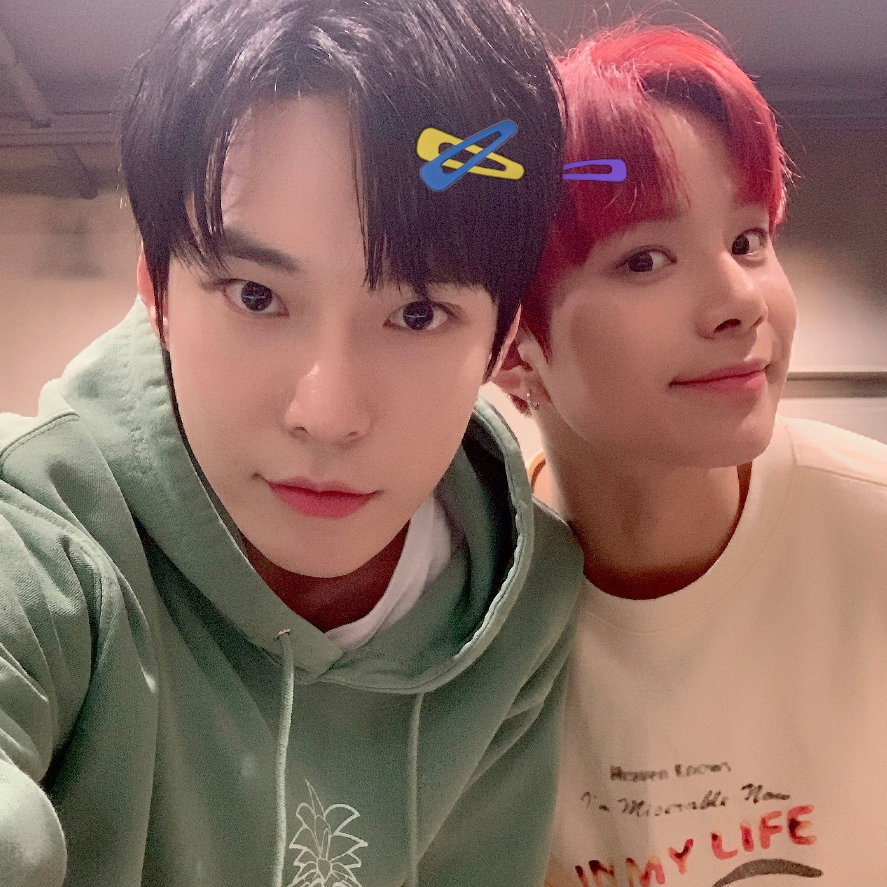 우리판에 멤버가 사진 올리면 그 사진에 삔 달아주는 계정 있는데 | 인스티즈