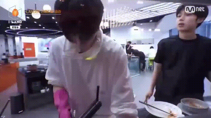 🔥오늘자 처음 붙어있는 박성훈 김선우 움짤 보고가🔥 | 인스티즈