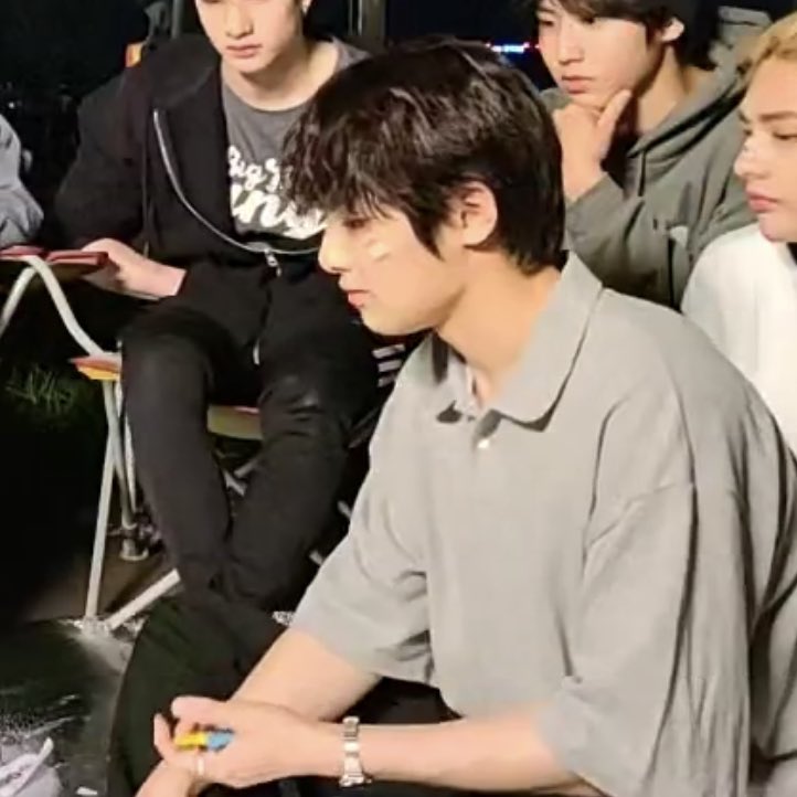 브이앱 중 종이 표창 접어서 막내 준 리더... 이 그룹 따뜻한 것 좀 보고 가세요 (주어는 스키즈 | 인스티즈