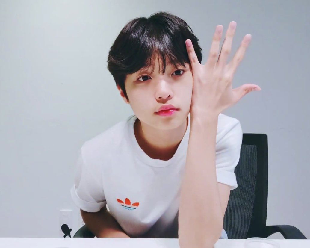 ㄹㅇ 얼굴보다 손이 더 커버리는 아깅깅 | 인스티즈