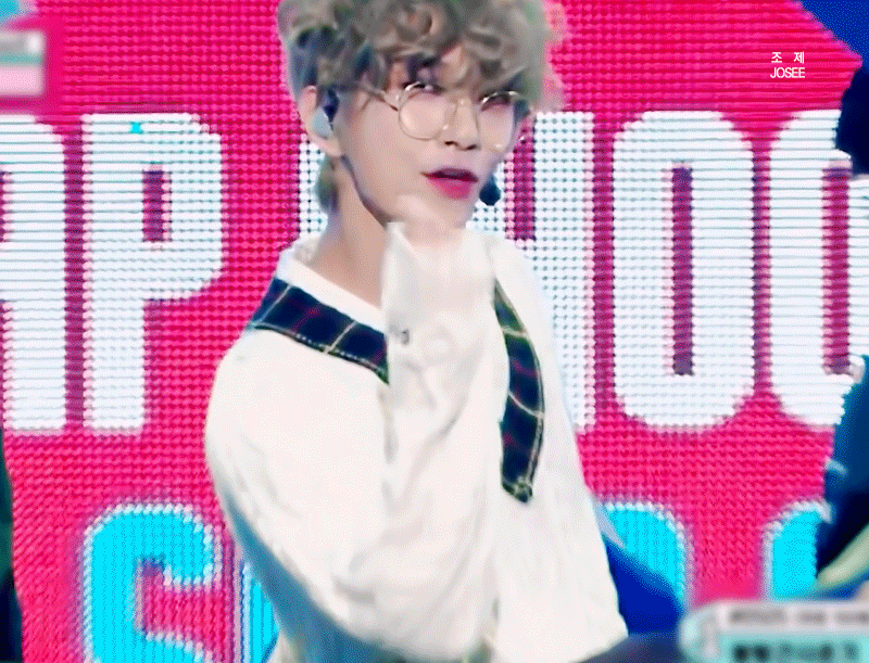 파마 + 동글 안경 + 손 덮는 스웨터 + 예쁜 얼굴 | 인스티즈