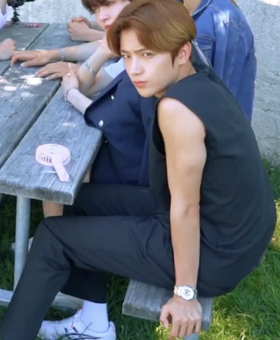 ㄱ 이 짤만 보면 왼른 뭐 밀 것 같음?? | 인스티즈