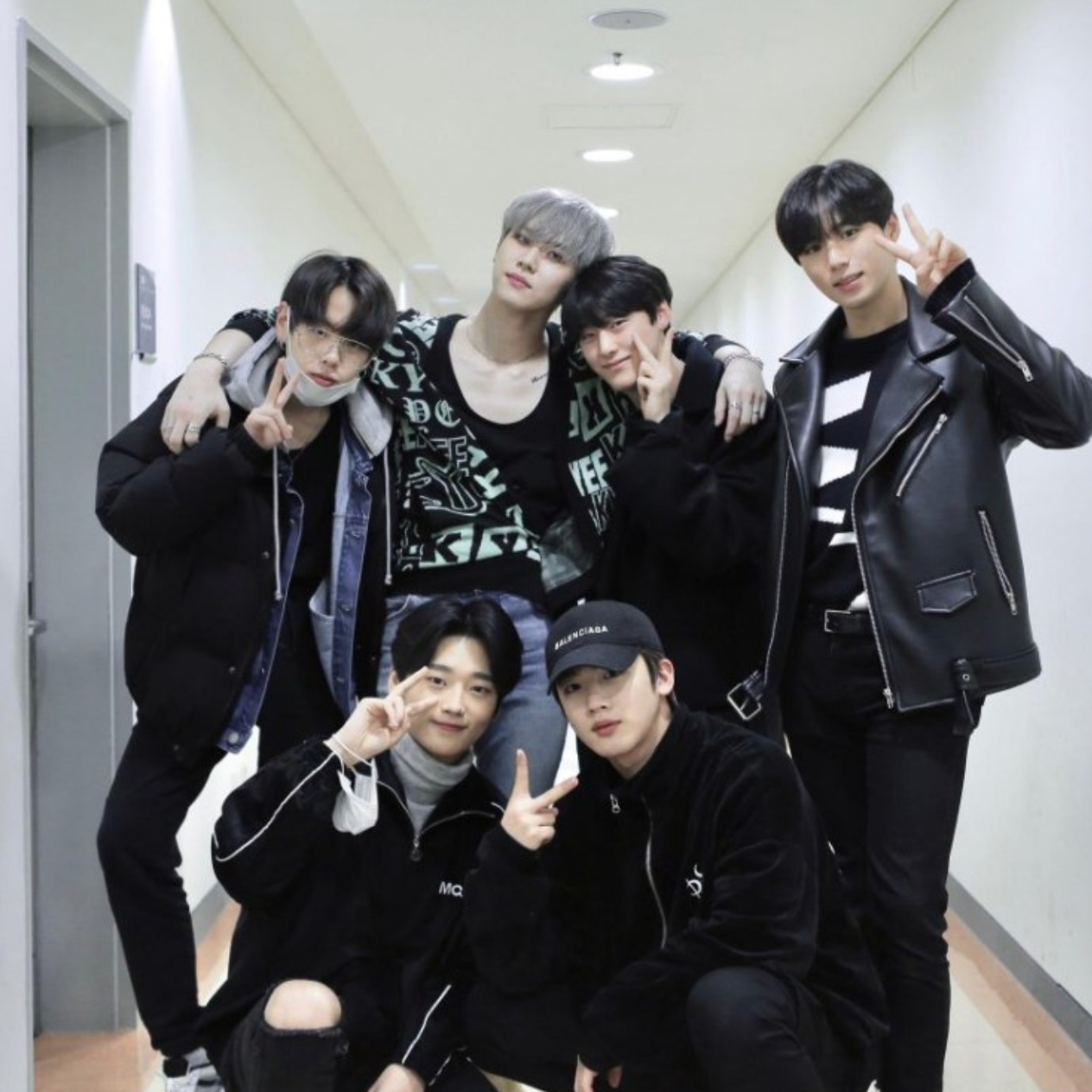 위아이 여섯명 다 모인 사진이 이거 하나라니... | 인스티즈