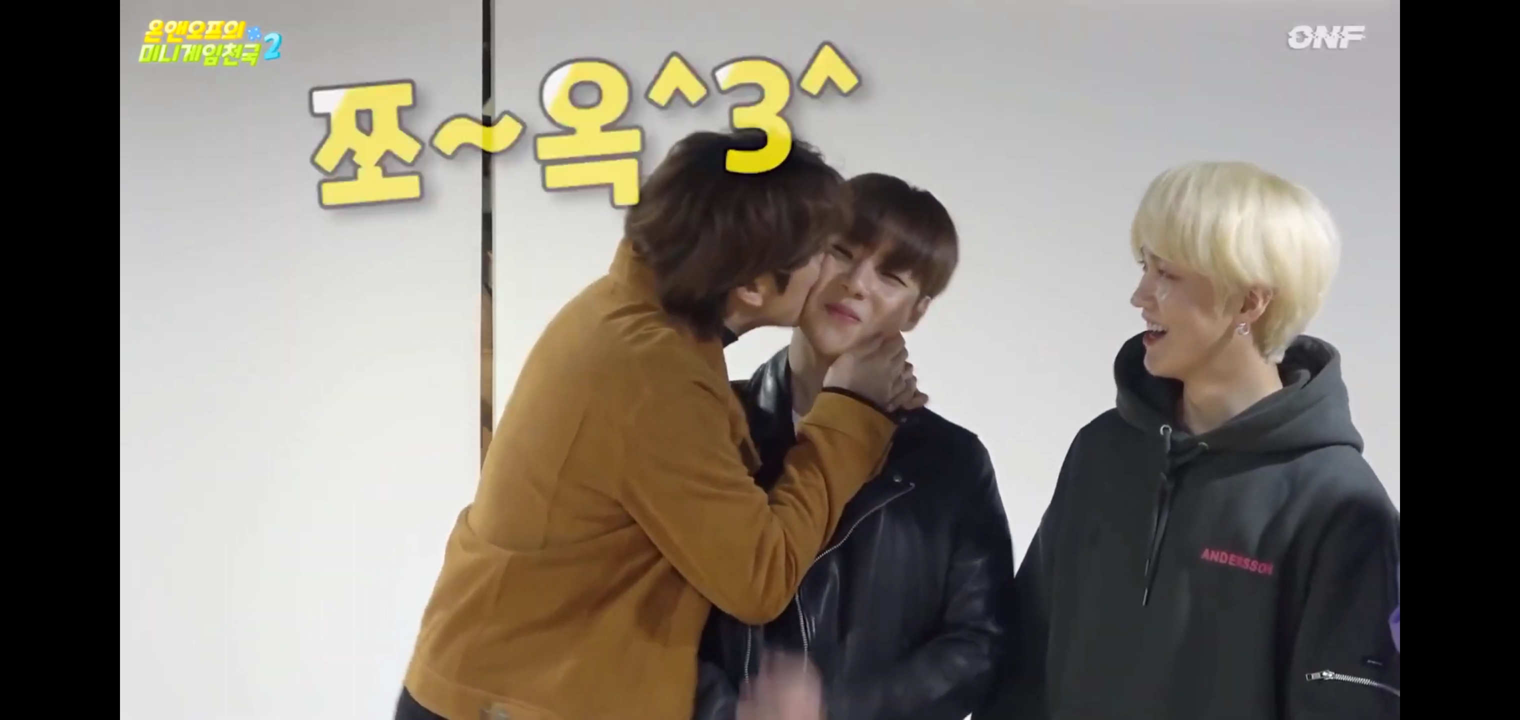 아진챀ㅋㅋㅋㅋㅋㅋㅋ MK가 볼뽀뽀 하니까이션 볼 찌부되는거 너무 귀여워ㅠㅜㅜㅜㅜ | 인스티즈