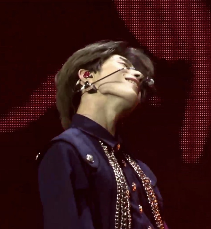 무대하면서 웃는거봐 | 인스티즈