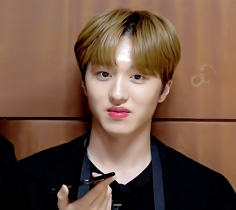 생각할 때 눈 가장 귀엽게 굴리는 아이돌 1등 | 인스티즈