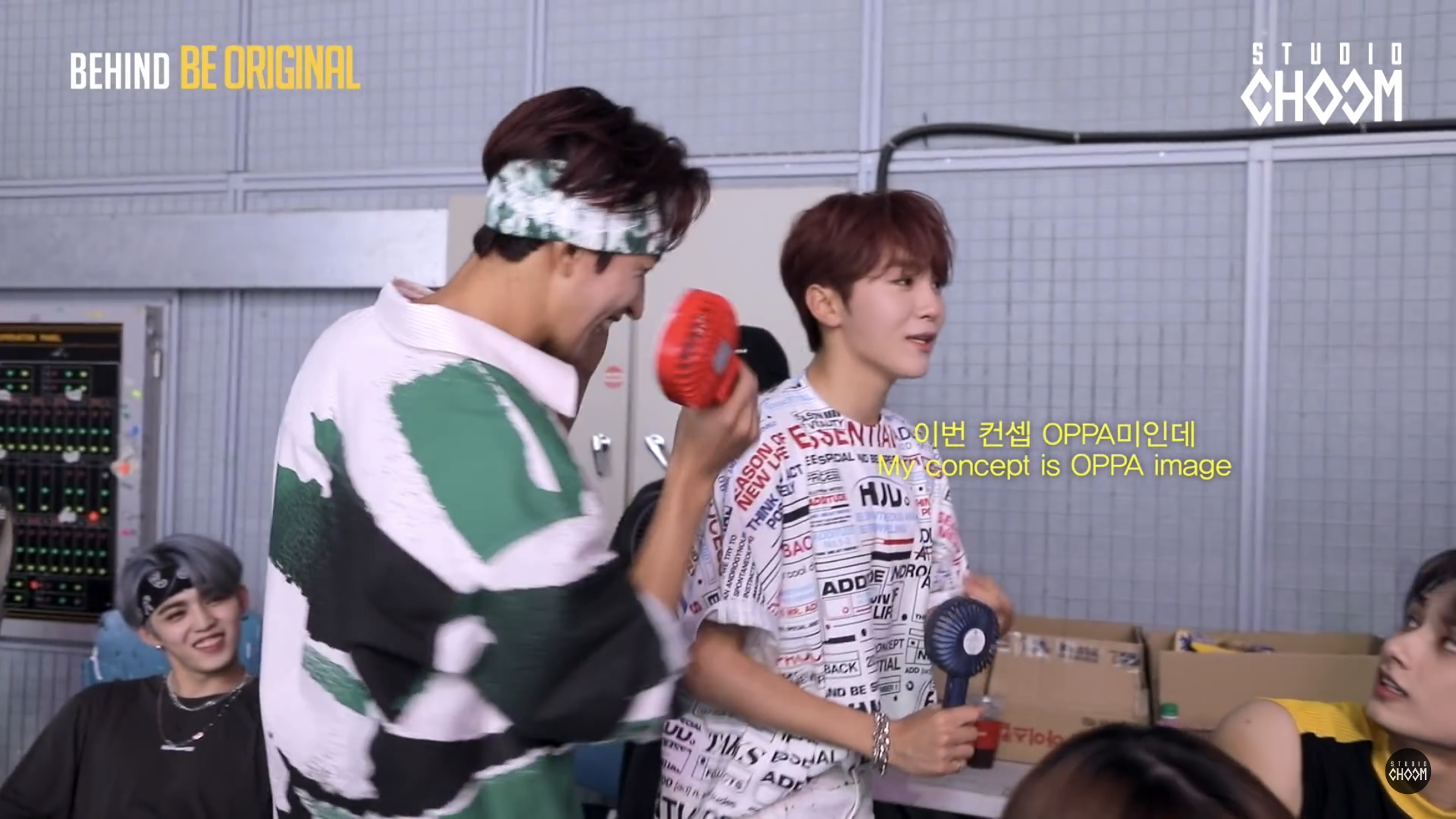 세븐틴 애들 얘기 하는데 에스쿱스 뒤에 앉아서 애들 보고 웃는 거 개설렘 진짜ㅠㅠ | 인스티즈