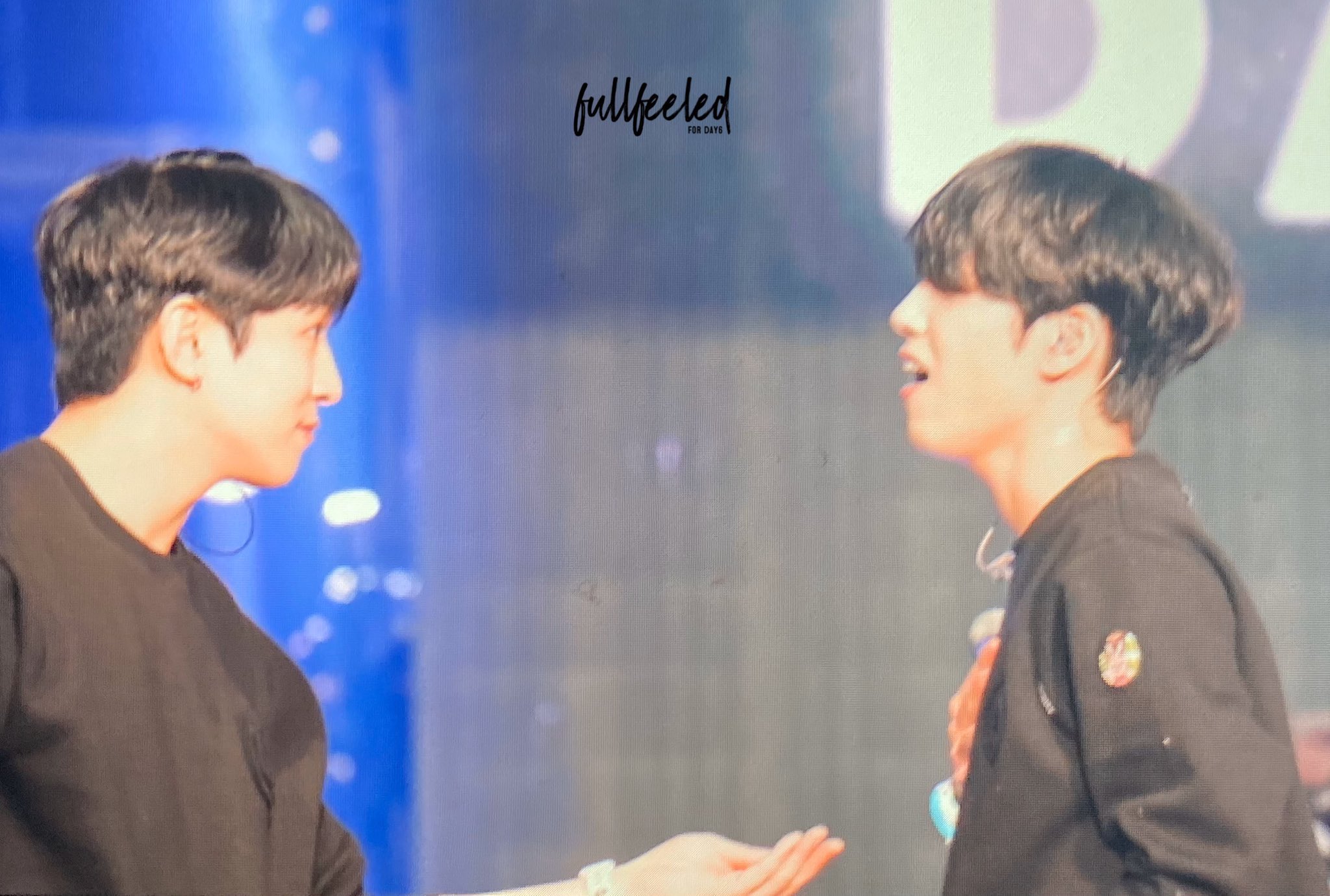 기타멤들이 기타 피크 쥐어줄 때마다 앞니부터 감동하는 표정 우러나오는 원필 | 인스티즈