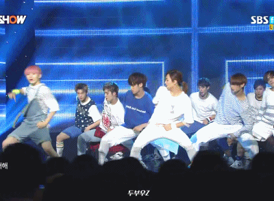 세븐틴 이것도 개웃김 원래 무대에서 끌면 따라와야하는데 | 인스티즈