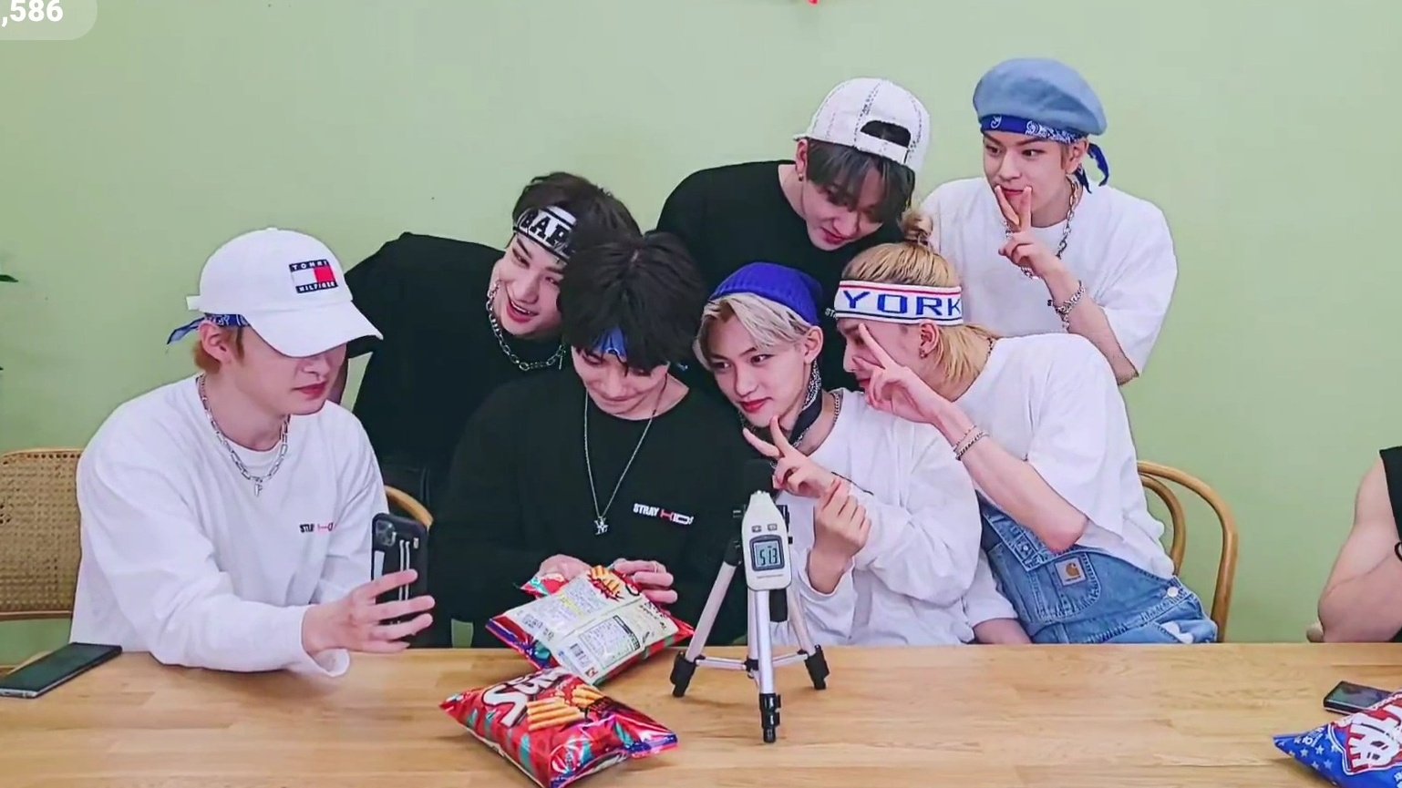 스키즈 브이앱 하는중에 사진 찍어서 올린거봐 | 인스티즈