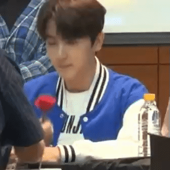 팬싸에서 팬이 장미 주니까 가시 있는지 확인하는 이재현 | 인스티즈