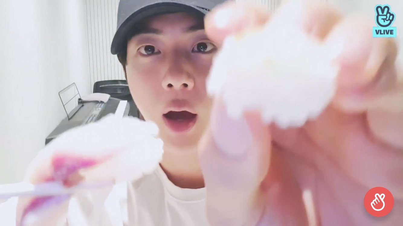 방탄 진 초밥 앞에서 이렇게 웃음 ㅋㅋ | 인스티즈