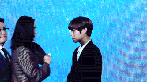 박지훈 이거 진짜 귀엽지않니.. 당황한게 얼굴에 보여 | 인스티즈