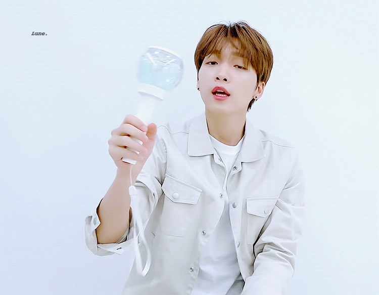 응원법 중간에 응원봉 돌리는거 있는데ㅠㅠ | 인스티즈