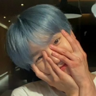 파란머리 사진인데 누군지 아는사람? 연예인 맞겠지..? | 인스티즈