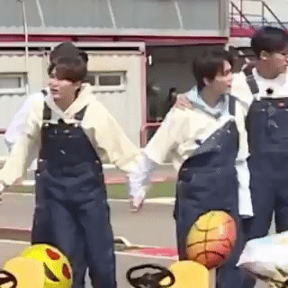 둘이 맨날 티격 거리면서 자연스럽게 손 잡고 있어 ㅈㅇ 세븐틴 | 인스티즈