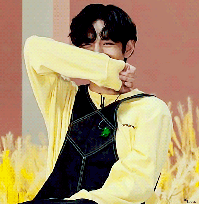 방탄뷔 노란옷 입고 옷소매로 입 가리면서 웃는거 진짜 | 인스티즈