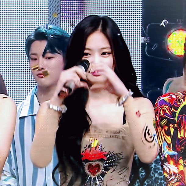 제니 음중 의상에 세리에A 나폴리 마크 있었는데 나폴리 공계에 올라오고 나폴리 지역 신문에도 나왔대ㅋㅋㅋㅋㅋㅋㅋㅋ | 인스티즈