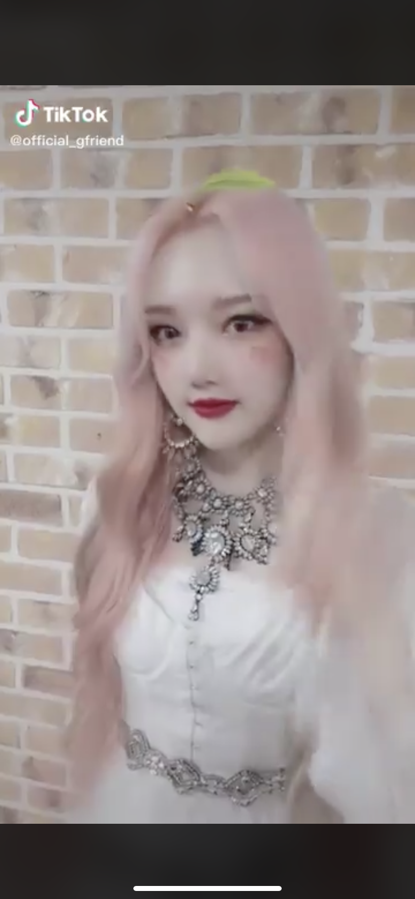 여친 예린 앞머리 깐 거 + 긴 웨이브 + 아이돌 염색 넘 예쁘다 | 인스티즈