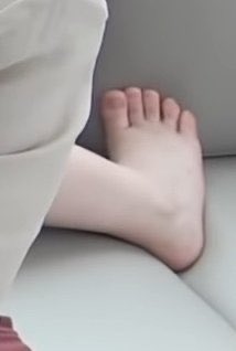 뭐야...슈화 손발 너무 귀여운거 아니야...? | 인스티즈