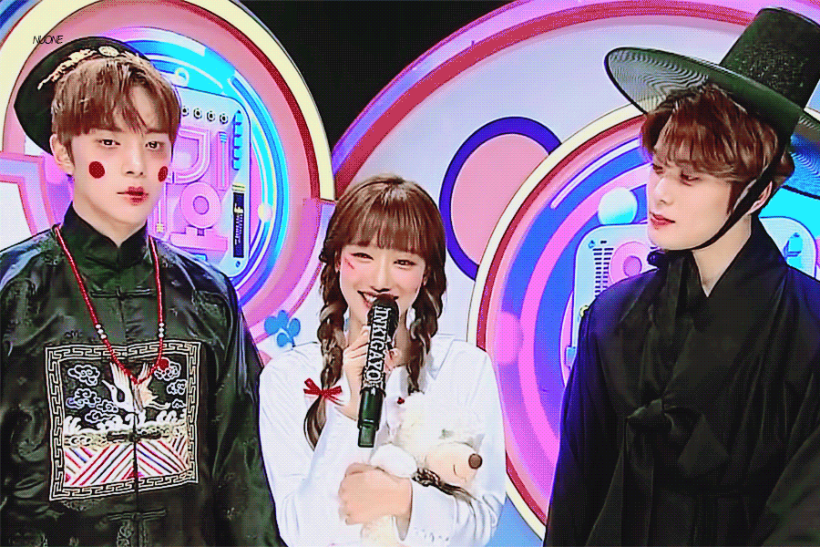 민나현 이 움짤 뭔가 좋다... 중간에서 재롱부리는 여동생 보는 오빠 두 명 느낌... | 인스티즈