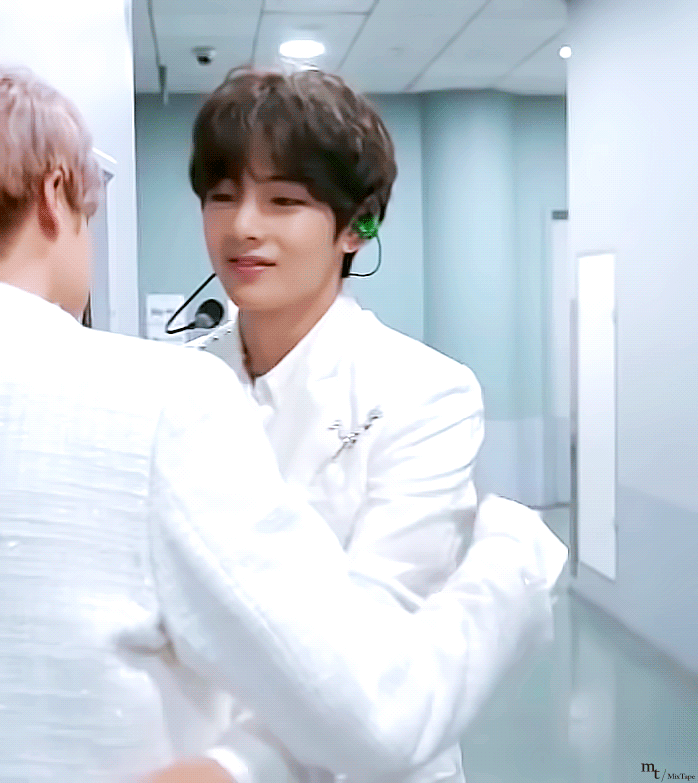 방탄 뷔 형아한테 안기고 싶어서 프리허그 종이 들고 쳐다보는거봨ㅋㅋㅋㅋㅋㅋㅋㅋㅋㅋㅋㅋㅋ | 인스티즈