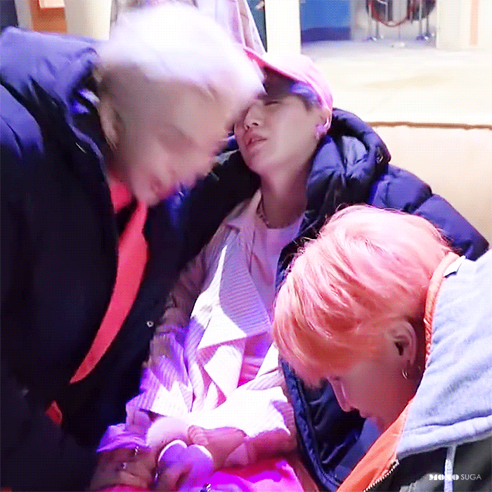 방탄 슈가 뮤비촬영장에서 눈 좀 붙이려고 하니까 절대 못자게 함ㅋㅋㅋㅋㅋㅋ | 인스티즈