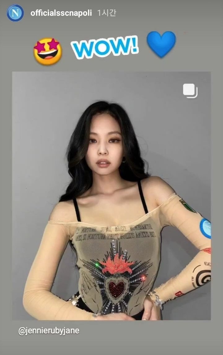 제니 음중 의상에 세리에A 나폴리 마크 있었는데 나폴리 공계에 올라오고 나폴리 지역 신문에도 나왔대ㅋㅋㅋㅋㅋㅋㅋㅋ | 인스티즈