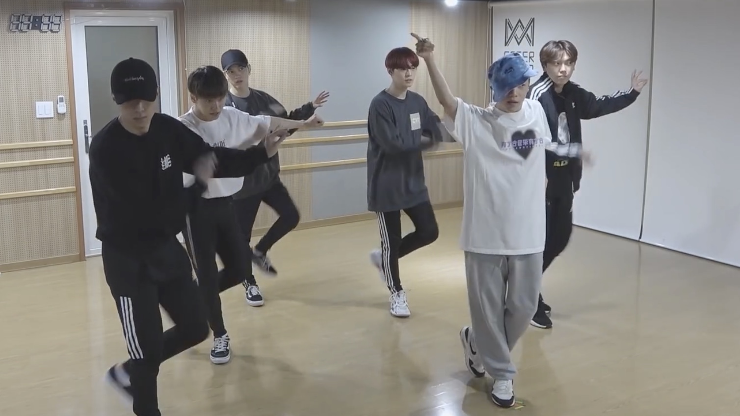 온앤오프는 중간에서 멤버가 이러고 춤추는데 아무도 뭐라 안 하네 | 인스티즈