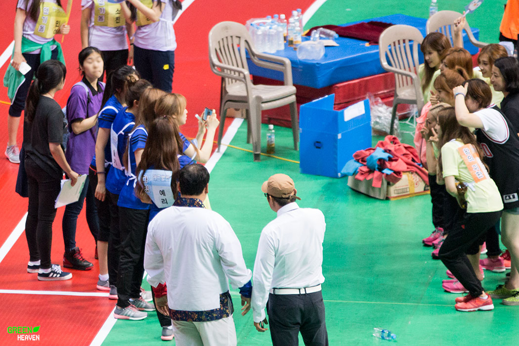 에이핑크 사진 찍어주는 레드벨벳 | 인스티즈