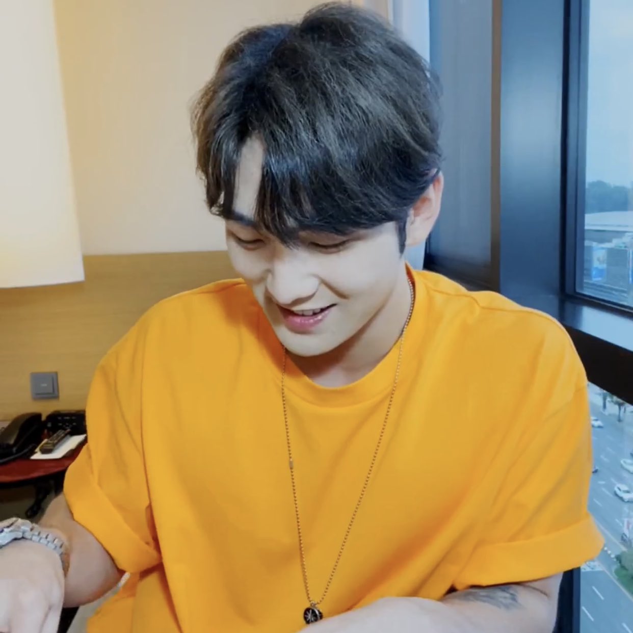 팬들이 해준 생일광고 보는 강동호ㅋㅋㅋㅋㅋ | 인스티즈