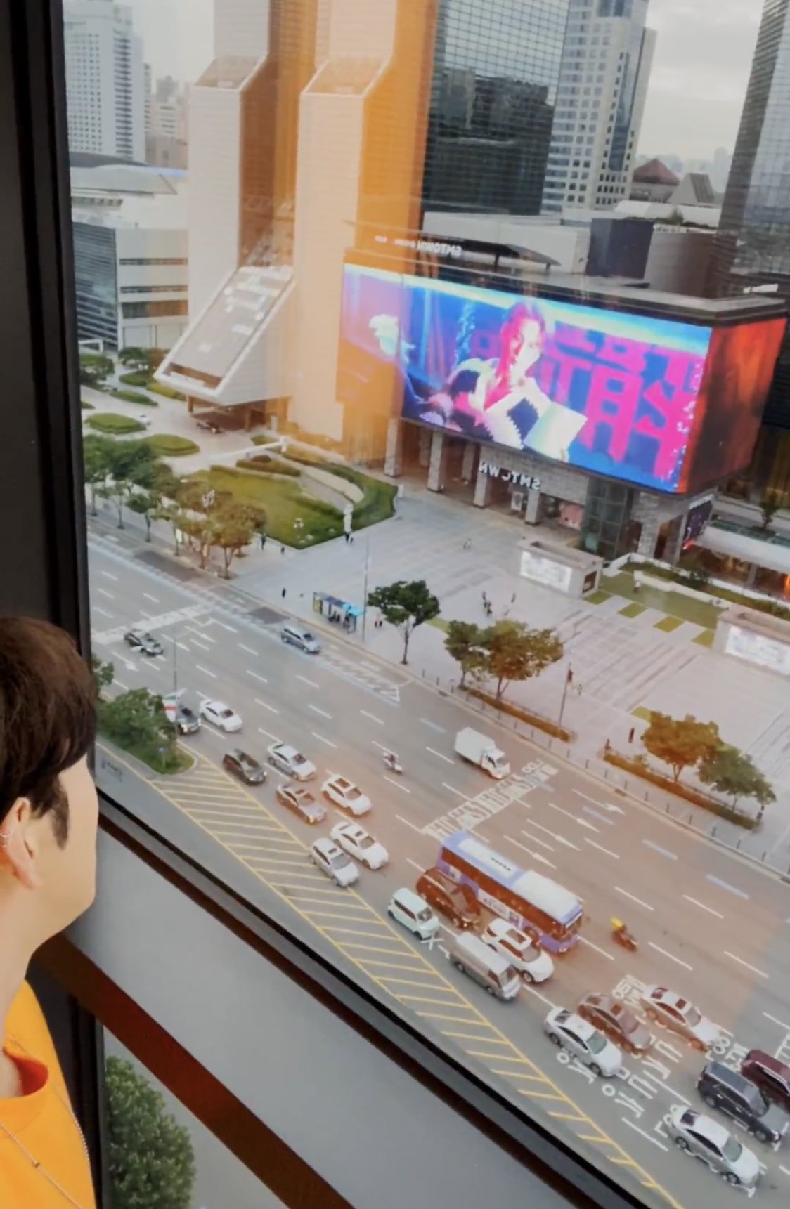 팬들이 해준 생일광고 보는 강동호ㅋㅋㅋㅋㅋ | 인스티즈