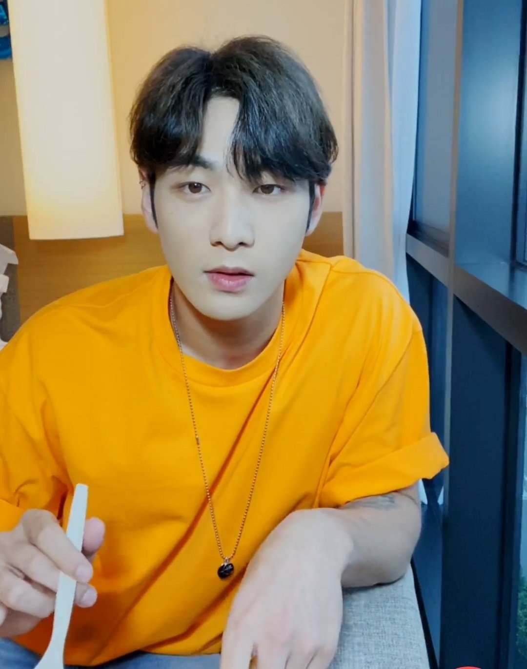 현시각 뉴이스트 백호 브이앱 착장 | 인스티즈