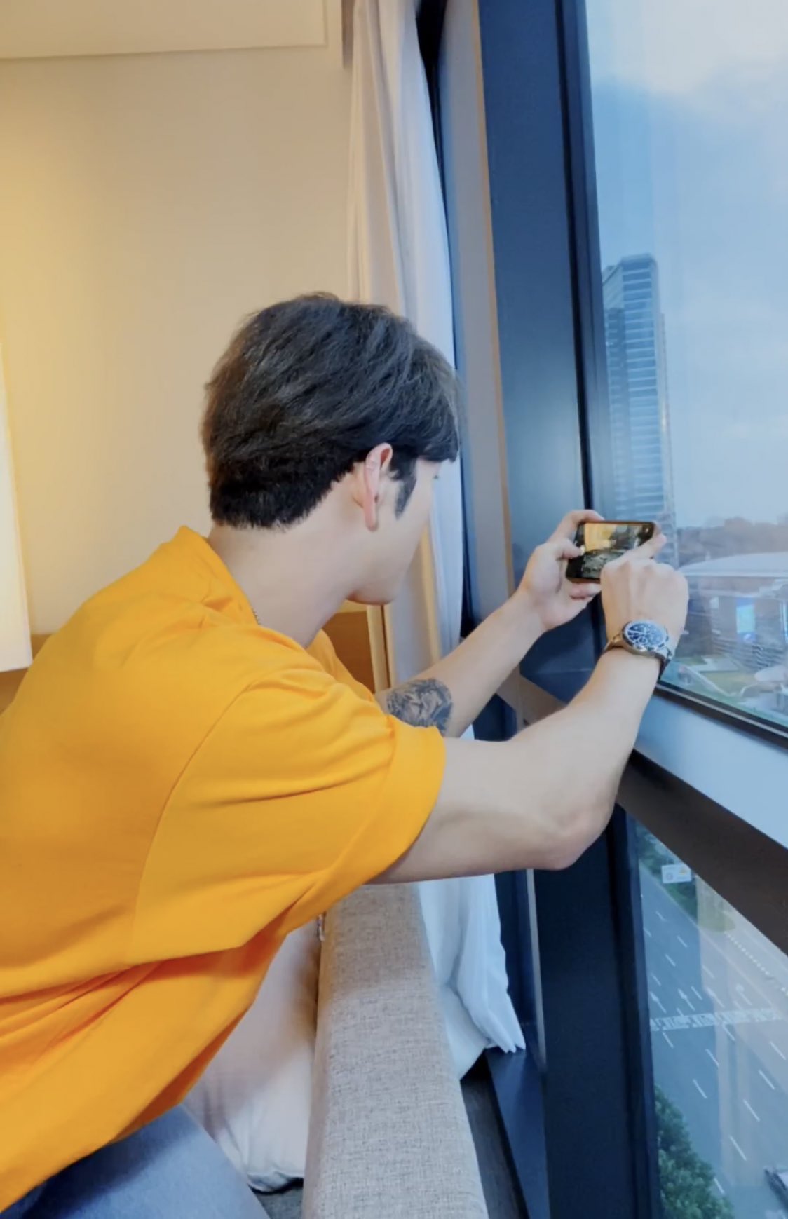 세계최초 본인 생일광고 보려고 호텔 잡은 아이돌ㅋㅋㅋ (아마도) | 인스티즈