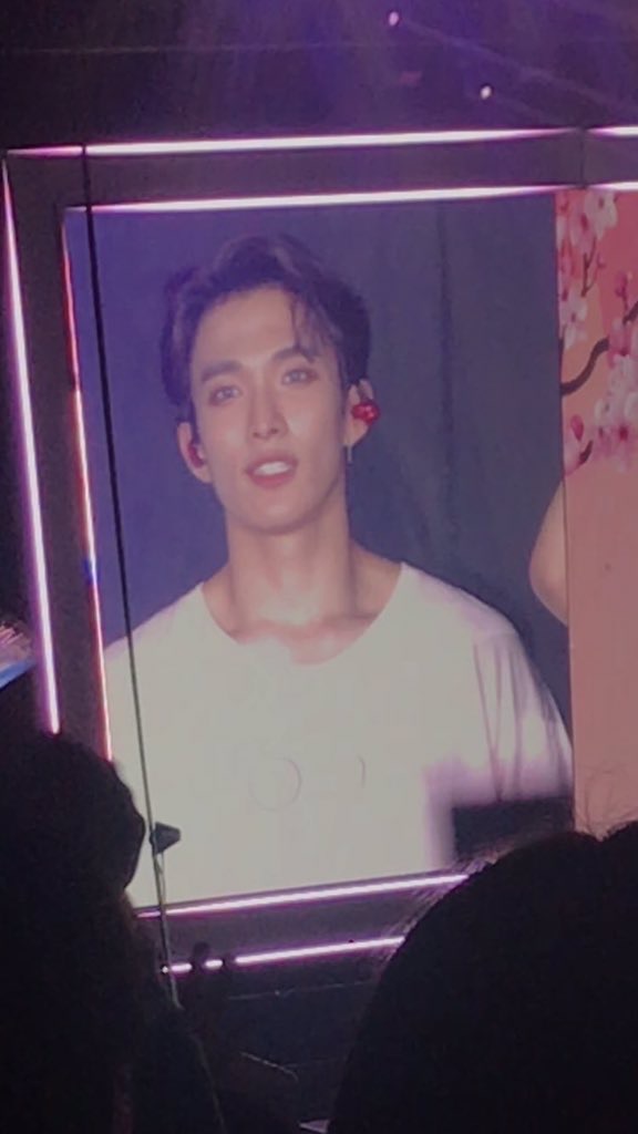 와 도겸 전광판 얼굴 | 인스티즈