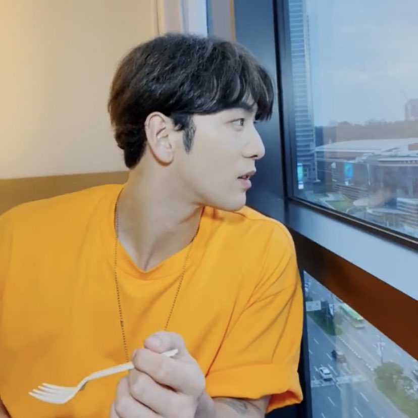 현시각 뉴이스트 백호 브이앱 착장 | 인스티즈