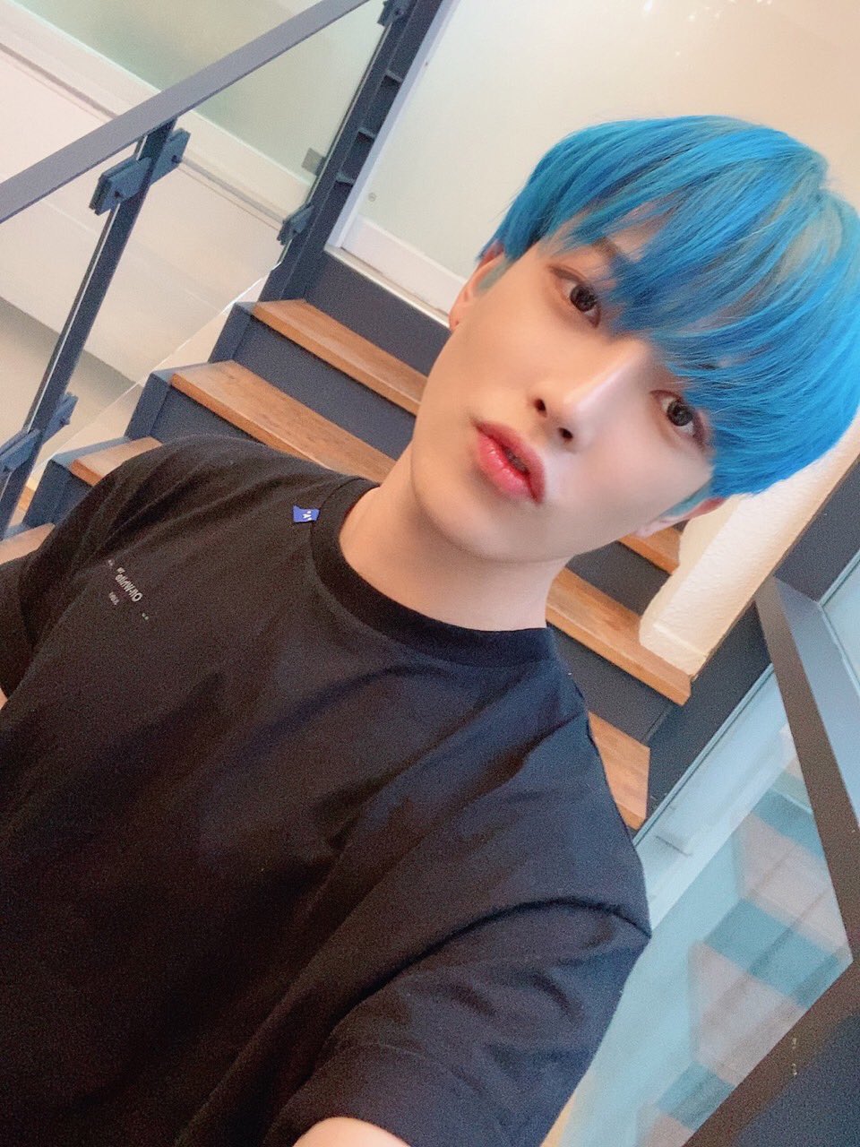 정말 파란머리 너무 잘어울리지 않니..? | 인스티즈