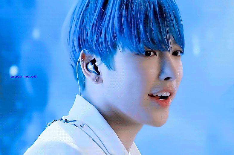 정말 파란머리 너무 잘어울리지 않니..? | 인스티즈