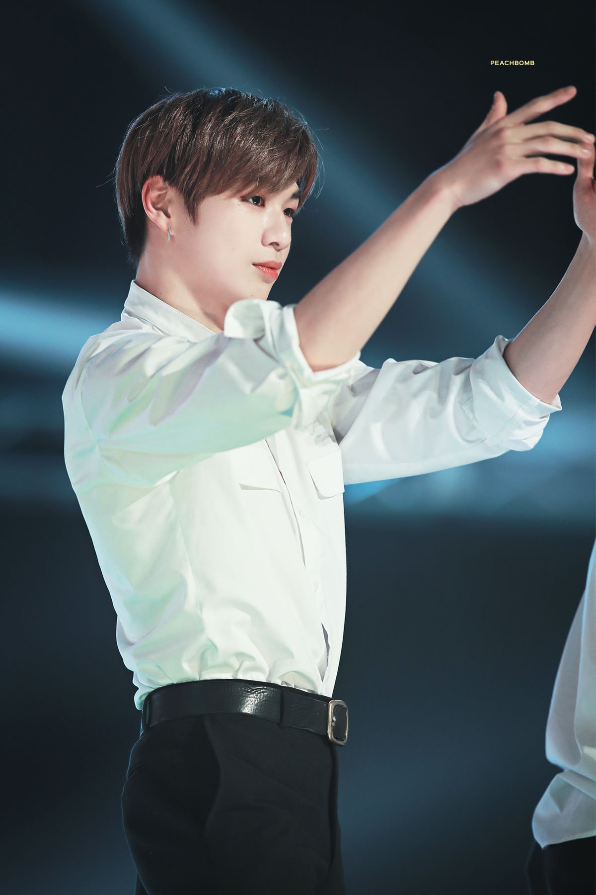 강다니엘 허리가요 제 허리보다 .. | 인스티즈