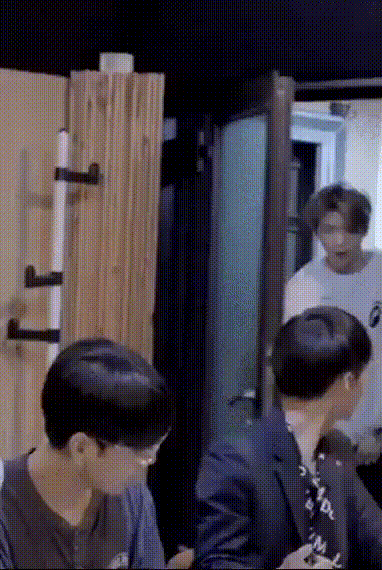 문이 열리고.. 문짝이 걸어들어옴 ㅈㅇ 강다니엘 | 인스티즈
