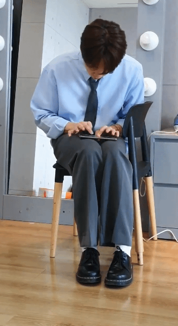 핸드폰 타자랑 게임 검지로하는게 젤 신기해 정세운 | 인스티즈